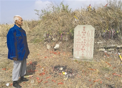 八旬老人为恩人守墓