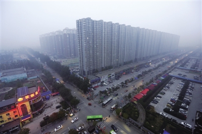 燕郊楼市曾经几度起落。近期一些出手的购房者也很迷茫：自己到底是抄底还是&ldquo;站岗&rdquo;？图/CFP