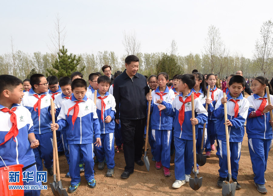 这是植树活动结束时习近平同少先队员在一起。 新华社记者 李学仁 摄