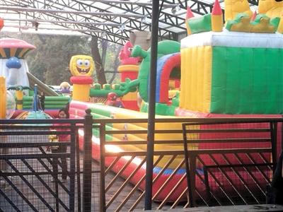 河北保定充气城堡掀翻 2名儿童摔伤送京救治