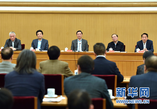 4月8日,中共中央政治局委员、中央书记处书记、中宣部部长刘奇葆在北京同讲好中国故事专家学者、文化交流使者研讨班学员座谈。 新华社记者李涛 摄 4月8日,中共中央政治局委员、中央书记处书记、中宣部部长刘奇葆在北京同讲好中国故事专家学者、文化交流使者研讨班学员座谈。 新华社记者李涛 摄