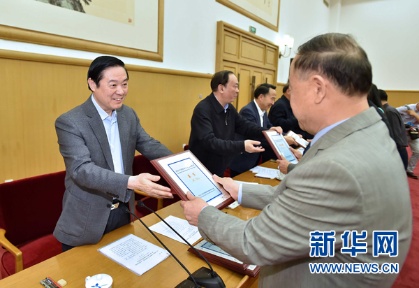 4月8日,中共中央政治局委员、中央书记处书记、中宣部部长刘奇葆在北京同讲好中国故事专家学者、文化交流使者研讨班学员座谈。这是刘奇葆在座谈会上向获得讲好中国故事文化交流使者称号的代表颁发证书。新华社记者 李涛 摄 4月8日,中共中央政治局委员、中央书记处书记、中宣部部长刘奇葆在北京同讲好中国故事专家学者、文化交流使者研讨班学员座谈。这是刘奇葆在座谈会上向获得讲好中国故事文化交流使者称号的代表颁发证书。新华社记者 李涛 摄