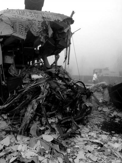 看房团高速遇车祸8死17伤 现场狼藉好像大地震