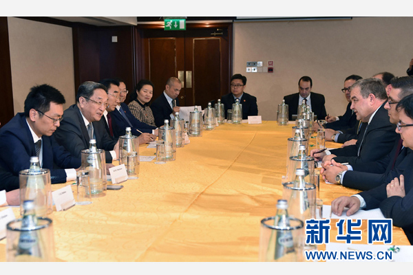 4月10日,全国政协主席俞正声在前往非洲三国进行正式友好访问途中过境马耳他,在瓦莱塔会见马耳他议长法鲁贾。 新华社记者 高洁 摄 4月10日,全国政协主席俞正声在前往非洲三国进行正式友好访问途中过境马耳他,在瓦莱塔会见马耳他议长法鲁贾。 新华社记者 高洁 摄