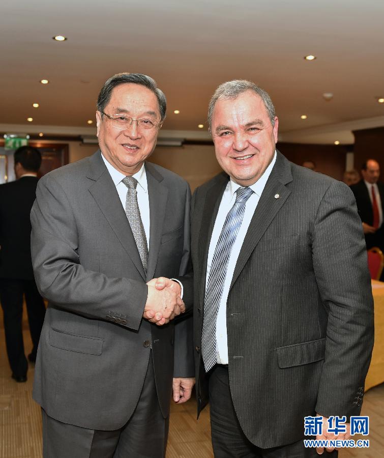 4月10日,全国政协主席俞正声在前往非洲三国进行正式友好访问途中过境马耳他,在瓦莱塔会见马耳他议长法鲁贾。 新华社记者 高洁 摄 4月10日,全国政协主席俞正声在前往非洲三国进行正式友好访问途中过境马耳他,在瓦莱塔会见马耳他议长法鲁贾。 新华社记者 高洁 摄