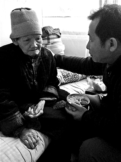 两年前被锁村内与鸡猫同居的黄阿婆已经被接入最好的麻风村住进单间