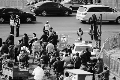 北京今起十条大街禁行电动自行车 警方先期劝离