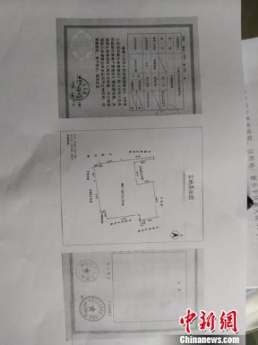 校方向记者展示的土地使用证书复印件。王天译 摄