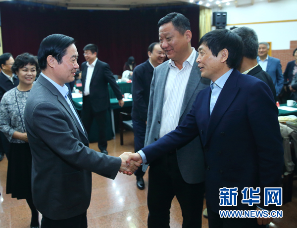 4月12日，中共中央政治局委员、中央书记处书记、中宣部部长刘奇葆在北京出席“走向世界的中国儿童文学”座谈会并讲话。这是座谈会后，刘奇葆与国际安徒生奖获得者、儿童文学作家曹文轩握手。新华社记者丁海涛摄