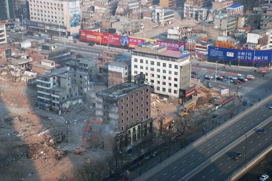 p49-1 在&ldquo;拆迁奖励&rdquo;等一系列政策的激励下，亲贤社区的改造步伐明显加快。2015 年 12 月初，亲贤社区签订拆迁协议 374 份，签约率达 90%，西北片区实现了拆迁大突破。(拍摄2015年12月 20日)