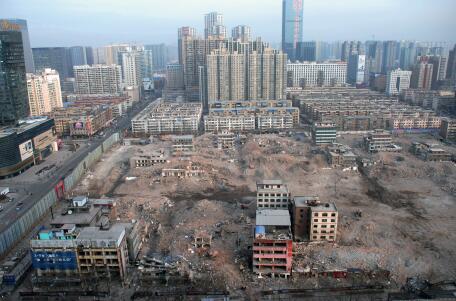 p49-2016 年元旦假期后的第一个工作日，记者从长风大街某高楼俯瞰正在拆迁中的亲贤西北片区。经过半年多推进，这一片区只留下十余处建筑等待拆除。(拍摄 2016年1月4日)