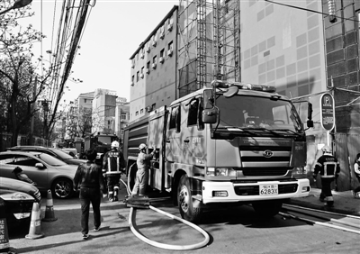 事发当天被困在外围的消防车