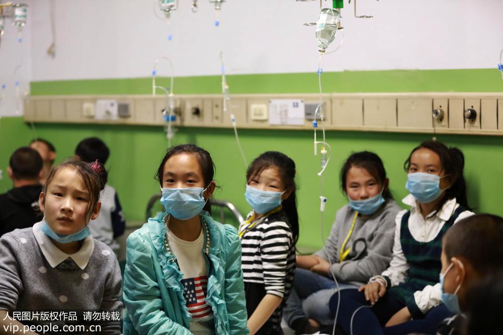2016年4月12日23时许，在山西临猗县人民医院，多名氯气中毒的小学生正在输液。