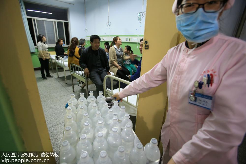 2016年4月12日23时许，在山西临猗县人民医院，多名氯气中毒的小学生正在输液。