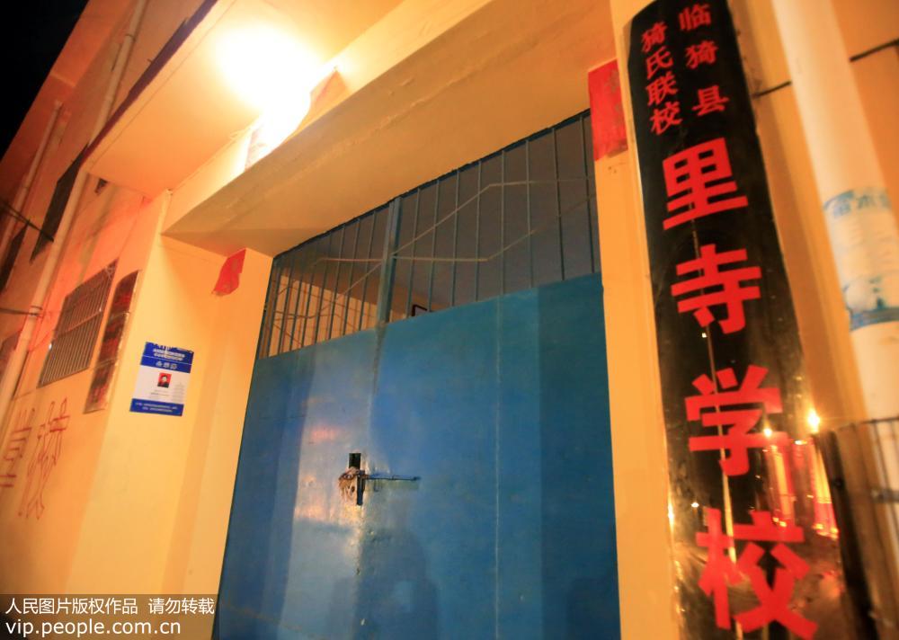 2016年4月12日23时许拍摄的山西临猗县里寺学校，该校距离氯气泄露处约二、三十米。