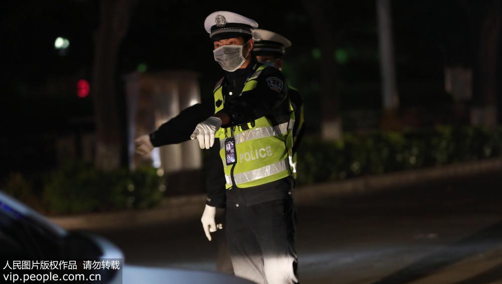 2016年4月12日23时许，在山西临猗县里寺村附近，交警劝阻居民远离氯气泄露区域。