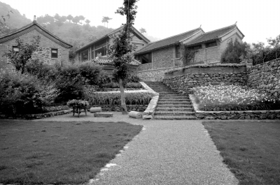 北沟村，村民房屋结合传统的建筑风格和外国友人的创意，将碎石镶嵌入房屋外墙，很有特色。怀柔区委宣传部供图