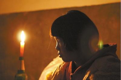 14岁女孩靠奶奶抚养带大 父母打工10年仅回家1次