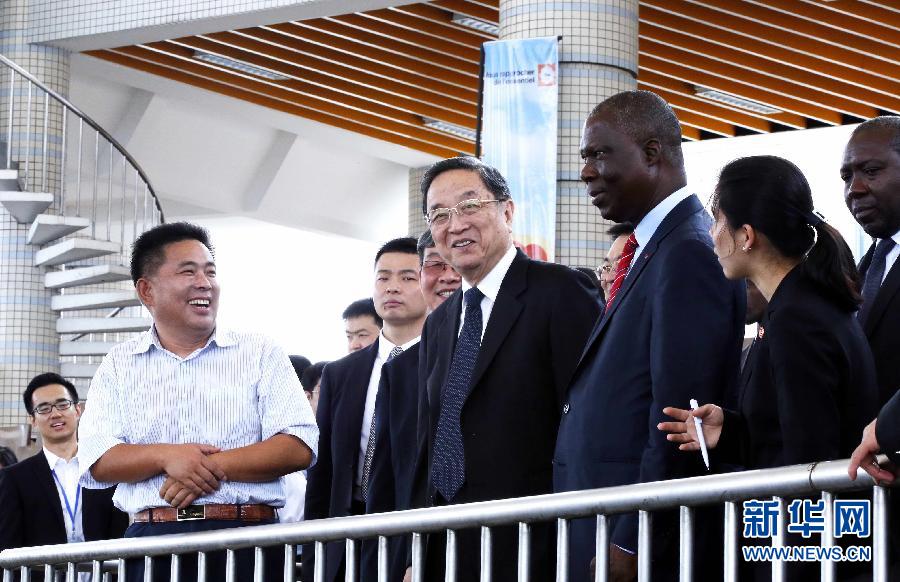 这是4月15日,俞正声在阿比让考察刚刚由中国青岛建筑公司完成修缮工程的科特迪瓦文化宫。 新华社记者 鞠鹏 摄 这是4月15日,俞正声在阿比让考察刚刚由中国青岛建筑公司完成修缮工程的科特迪瓦文化宫。 新华社记者 鞠鹏 摄