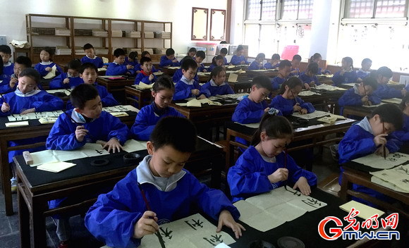 从家长促进孩子爱书法 到学校入正课重视传统文化教育