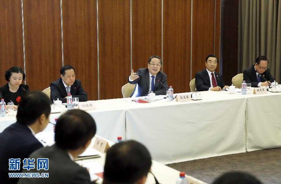  4月17日，正在加納進行正式友好訪問的全國政協主席俞正聲在阿克拉與在加中資企業代表座談。 新華社記者 鞠鵬 攝 