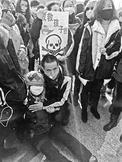 数百学生疑因&ldquo;毒地&rdquo;身体异常 学校被曝未批先建