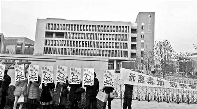 数百学生疑因&ldquo;毒地&rdquo;身体异常 学校被曝未批先建
