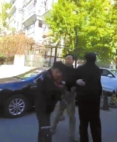 男子狂扇快递小哥耳光 警方介入顺丰回应