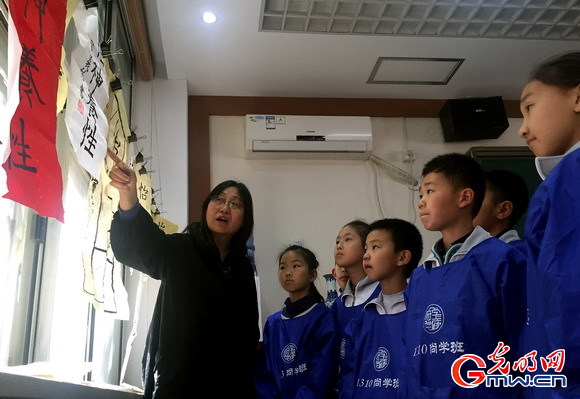 从家长促进孩子爱书法 到学校入正课重视传统文化教育