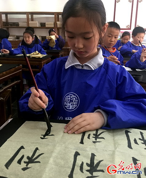 从家长促进孩子爱书法 到学校入正课重视传统文化教育