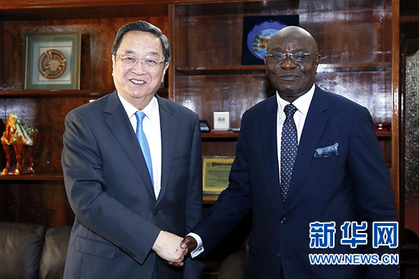 这是4月18日,俞正声在阿克拉同加纳议会议长阿伽霍举行会谈。 新华社记者鞠鹏摄 这是4月18日,俞正声在阿克拉同加纳议会议长阿伽霍举行会谈。 新华社记者鞠鹏摄