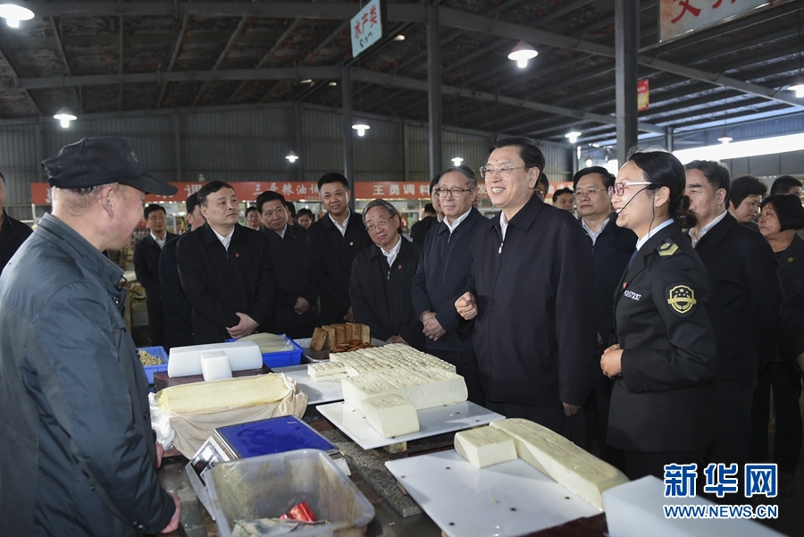 4月17日至20日，中共中央政治局常委、全国人大常委会委员长张德江在湖北省检查食品安全法实施情况。这是4月17日，张德江来到襄阳檀溪湖农贸市场，了解终端食品安全检验监测监督情况。新华社记者 谢环驰 摄