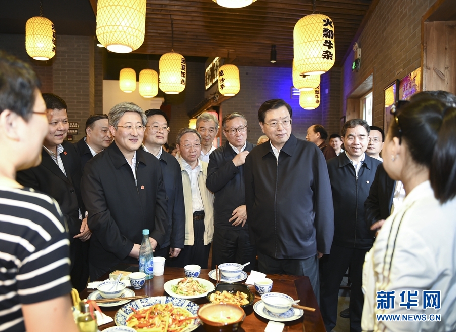 这是4月19日，张德江来到汉口里文化商业街的餐饮企业，了解餐饮企业食品卫生管控情况。新华社记者 谢环驰 摄