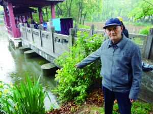 商老说，他就是在这儿把孩子拽上岸的 现代快报记者 孙玉春 摄