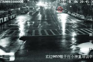 圈中为案发现场,当时女司机踹开了车门