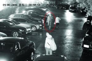 嫌疑人(圈中)作案后逃离现场,此后警方通过监控追踪,锁定了嫌疑人所住的小区 警方供图