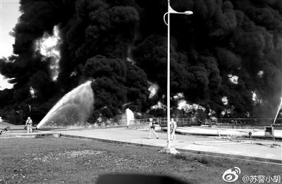 江苏靖江一危化品仓库发生火灾 燃烧14小时未灭