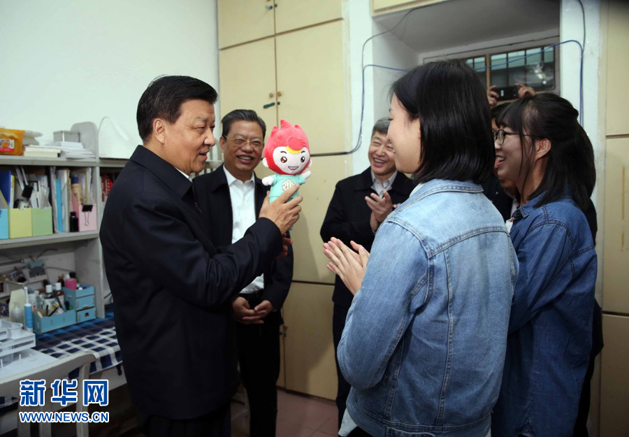 4月22日至25日，中共中央政治局常委、中央书记处书记刘云山在陕西调研。这是4月23日，刘云山来到西安交通大学兴庆校区学生宿舍，了解学生的学习、生活和思想情况。  新华社记者 刘卫兵 摄