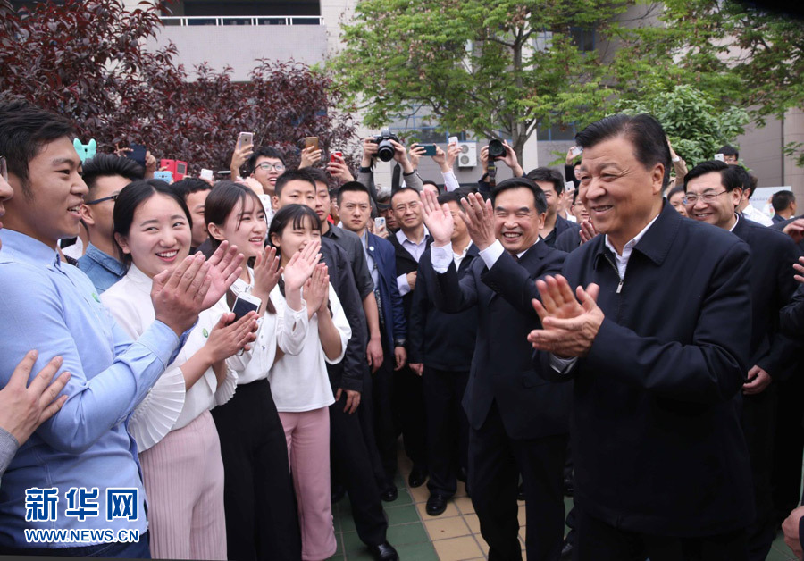 4月22日至25日，中共中央政治局常委、中央书记处书记刘云山在陕西调研。这是4月23日，刘云山来到长安大学渭水校区与学生亲切交流。新华社记者 刘卫兵 摄