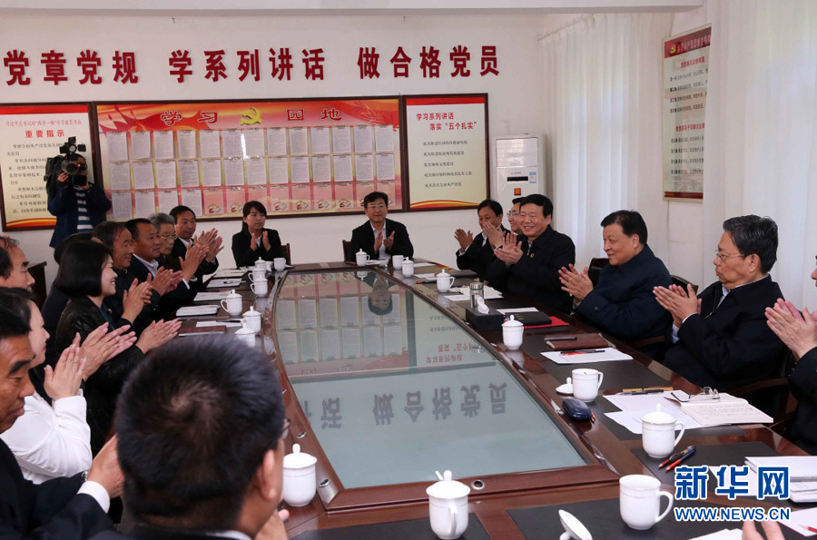 4月22日至25日，中共中央政治局常委、中央书记处书记刘云山在陕西调研。这是4月24日，刘云山在商洛市镇安县云盖寺镇与当地基层党员干部座谈，了解基层党建和&ldquo;两学一做&rdquo;学习教育开展状况。新华社记者 刘卫兵 摄