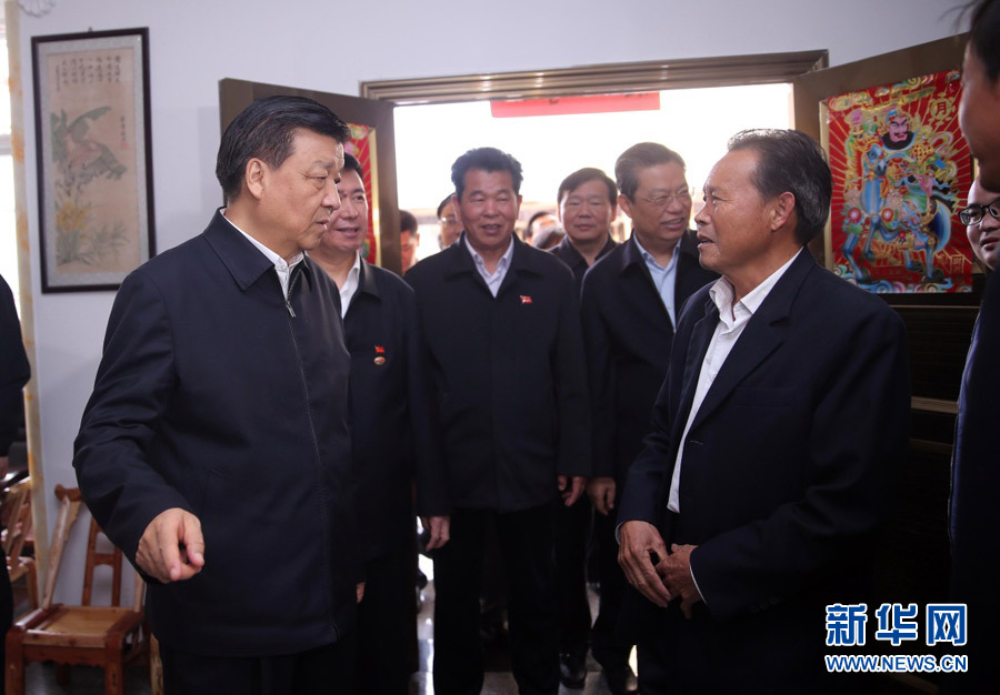 4月22日至25日，中共中央政治局常委、中央书记处书记刘云山在陕西调研。这是4月25日，刘云山来到安康市汉阴县三同村看望慰问老党员。新华社记者 刘卫兵 摄