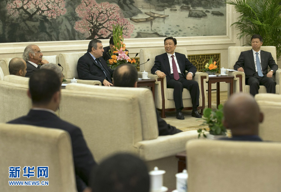 4月25日，国家副主席李源潮在北京人民大会堂会见出席“中国－阿拉伯国家政党对话会”的外方代表。 新华社记者马占成摄