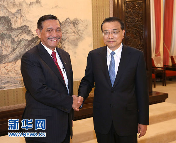 4月27日，国务院总理李克强在北京中南海紫光阁会见来华出席中印尼副总理级对话机制第五次会议的印尼政治、法律和安全事务统筹部长卢胡特。新华社记者 庞兴雷 摄