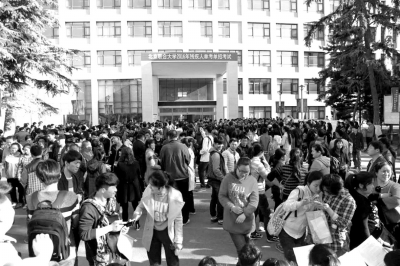 4月8日，来自全国各地的考生来到联大考场准备考试。东城特教供图