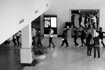 参考的盲生扶着前面同学的肩膀进入考场。东城特教供图