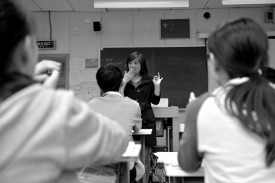 4月6日，东城特教的高三聋哑学生准备&ldquo;高考&rdquo;最后的冲刺。语文老师王相正在用手语给同学们讲解。京华时报记者王海欣摄