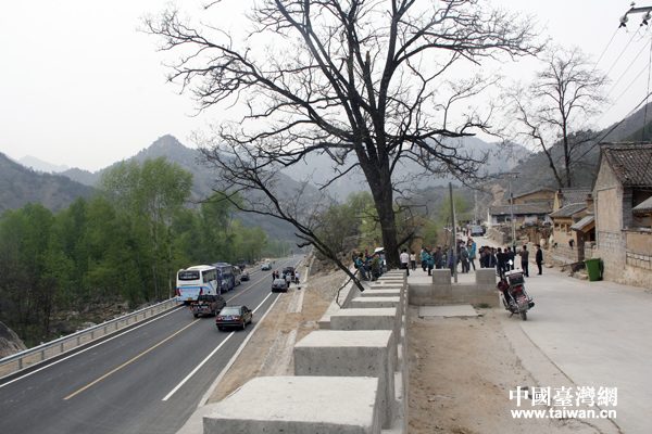 直通骆驼湾村口的旅游大道。