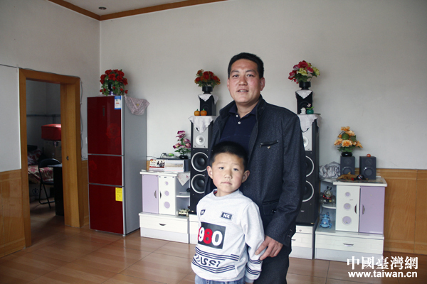 顾家台村村医薄利和儿子。