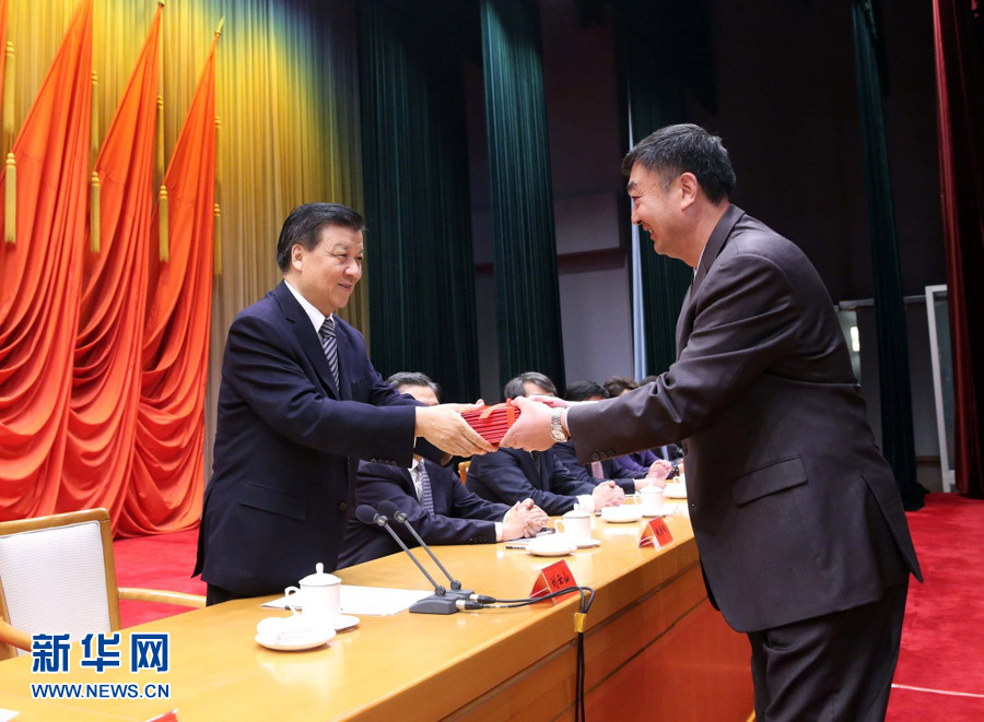 4月28日，中共中央党校举行2016年春季学期第一批进修班毕业典礼。中共中央政治局常委、中央党校校长刘云山出席毕业典礼，并为学员颁发毕业证书。 新华社记者 刘卫兵 摄