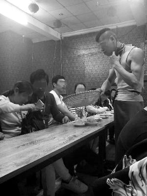 暗访北京一日游:彪形大汉威逼游客加钱看杂技